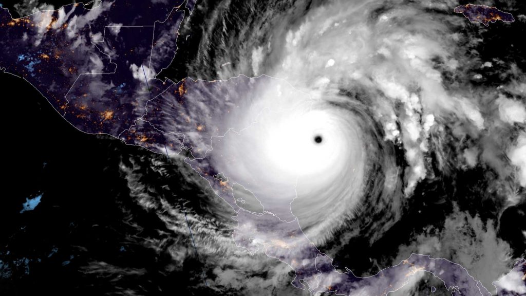 “Dos” se convierte en la tormenta tropical Bonnie y puede tomar fuerza para ser huracán