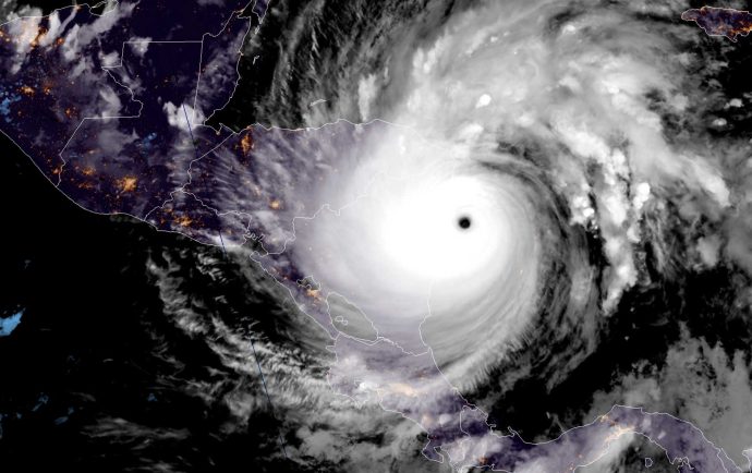 Iota toca tierra como un “catastrófico” huracán