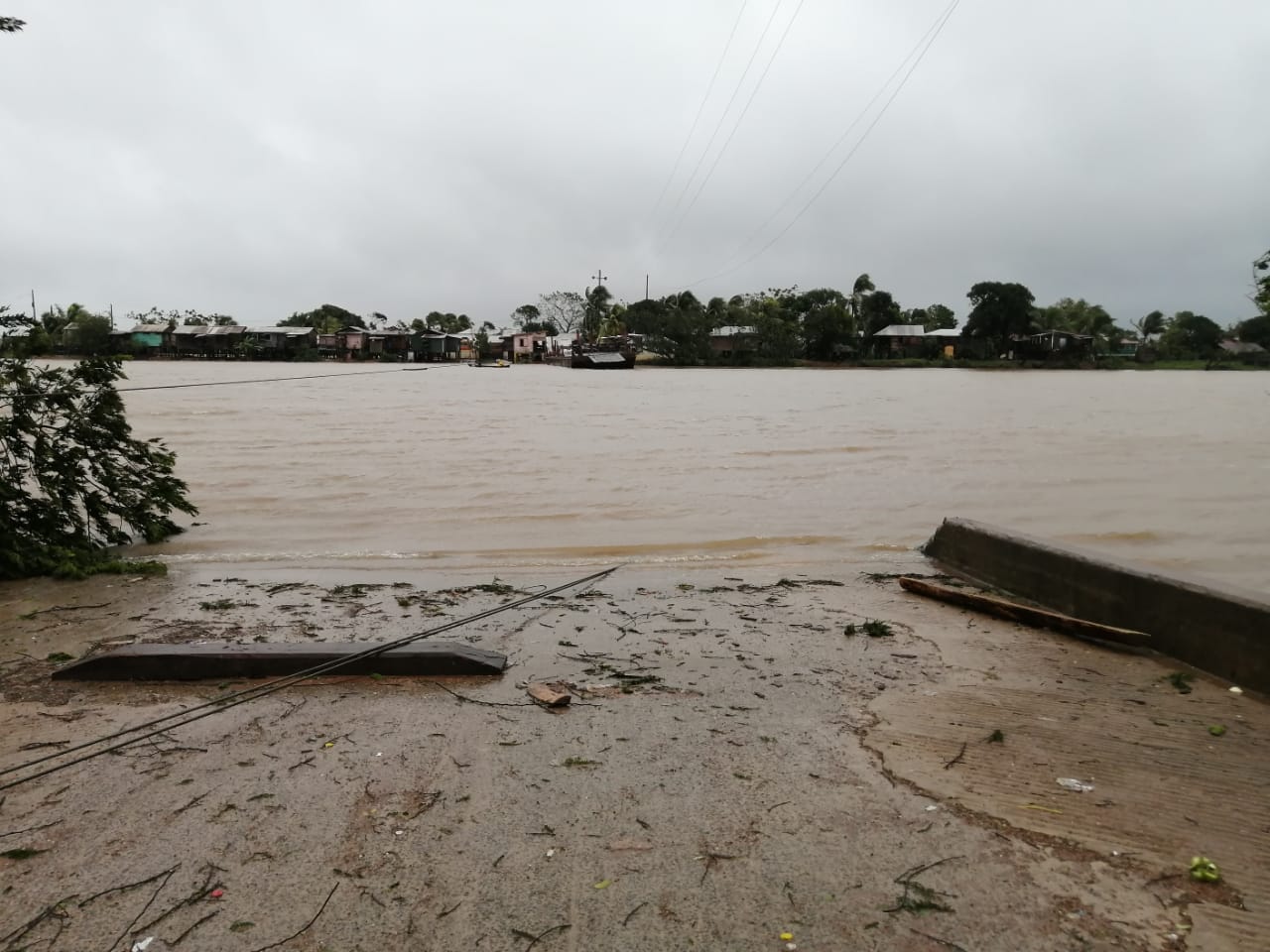 Eta incomunica a Bilwi: paso de Wawa Boom paralizado por vientos huracanados