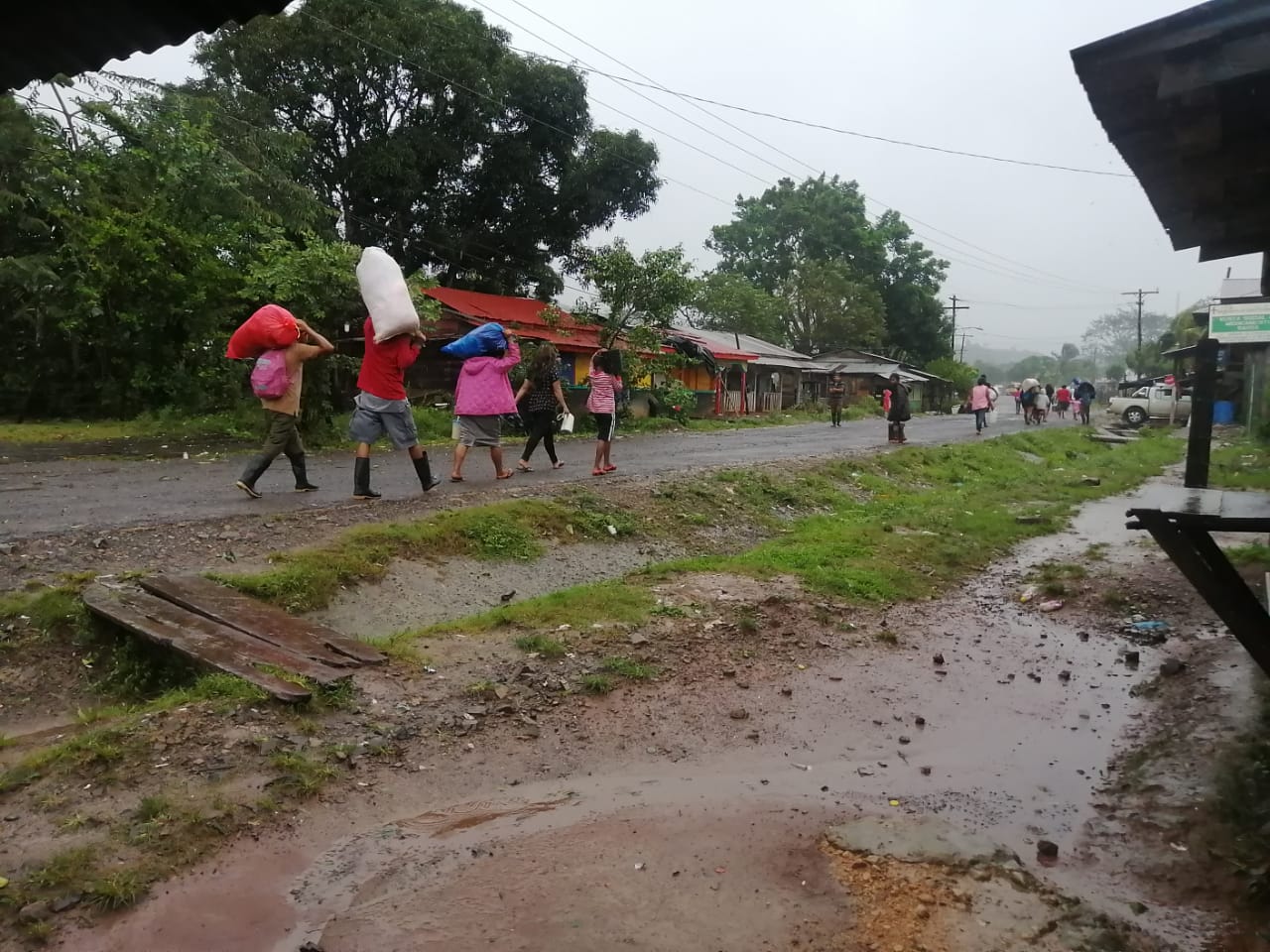 Las ráfagas cesaron, pero inundaciones provocadas por Eta mantienen alerta roja