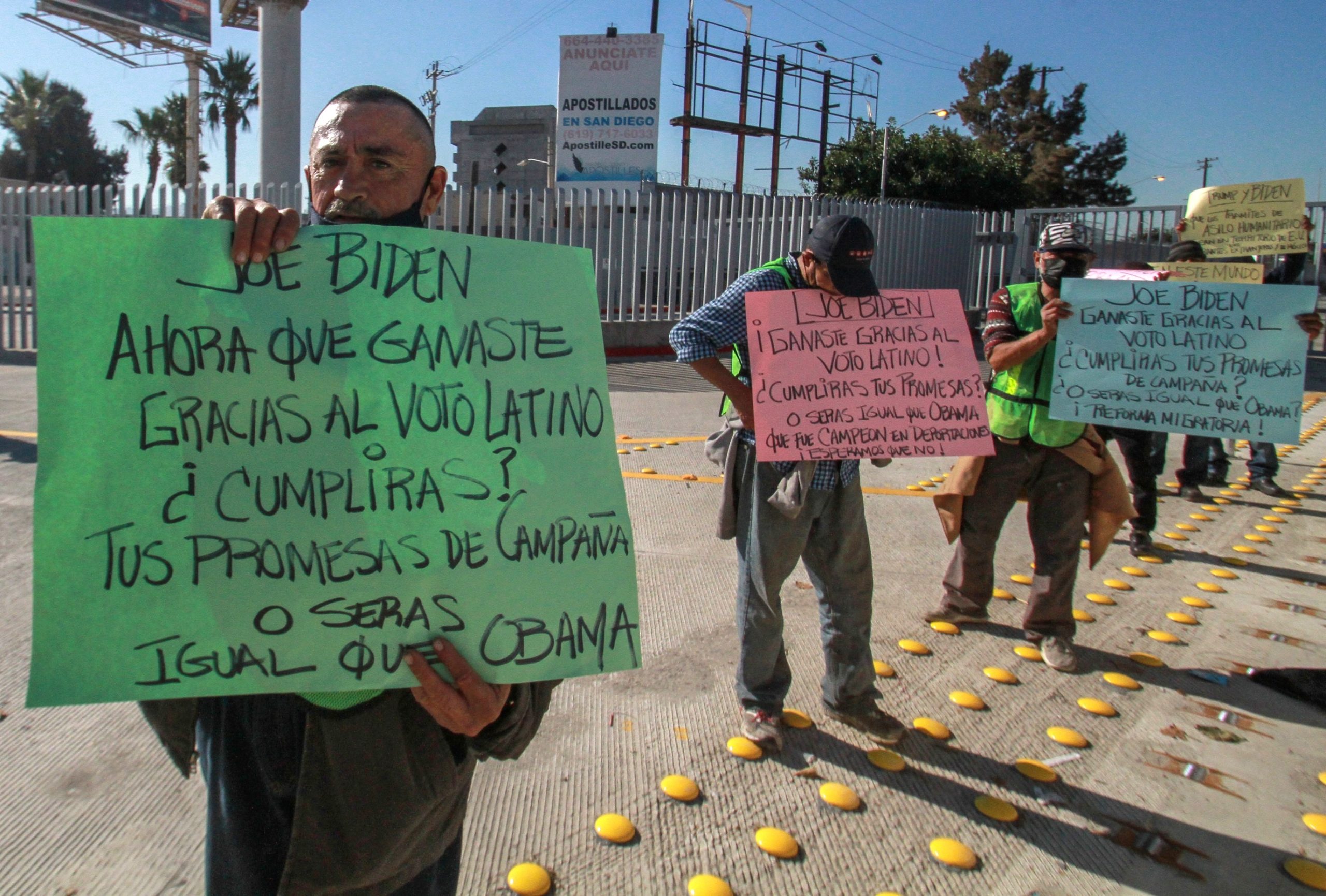 La caravana de migrantes hondureños encuentra una muralla militar a su llegada a México