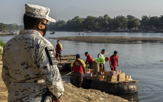 La caravana de migrantes hondureños encuentra una muralla militar a su llegada a México