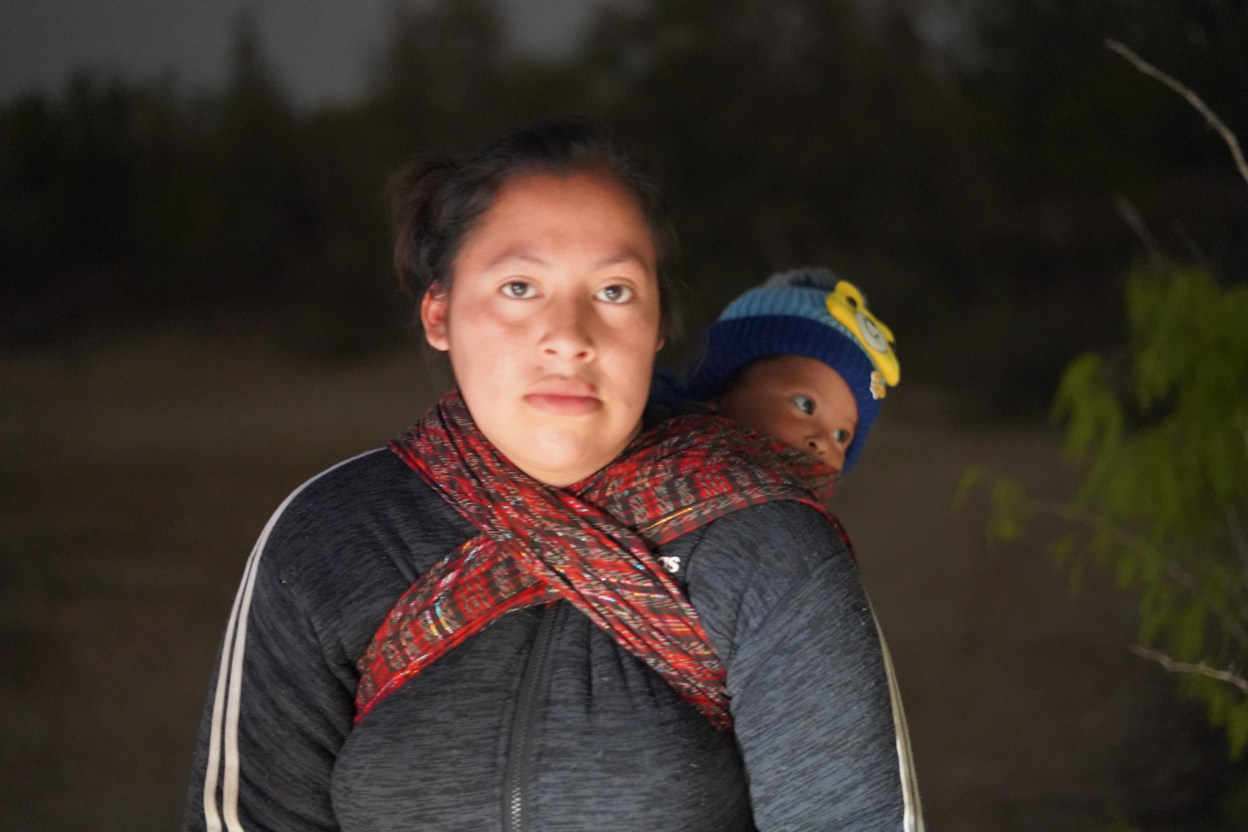 Familias centroamericanas se entregan en la frontera de EE.UU con la esperanza de asilo