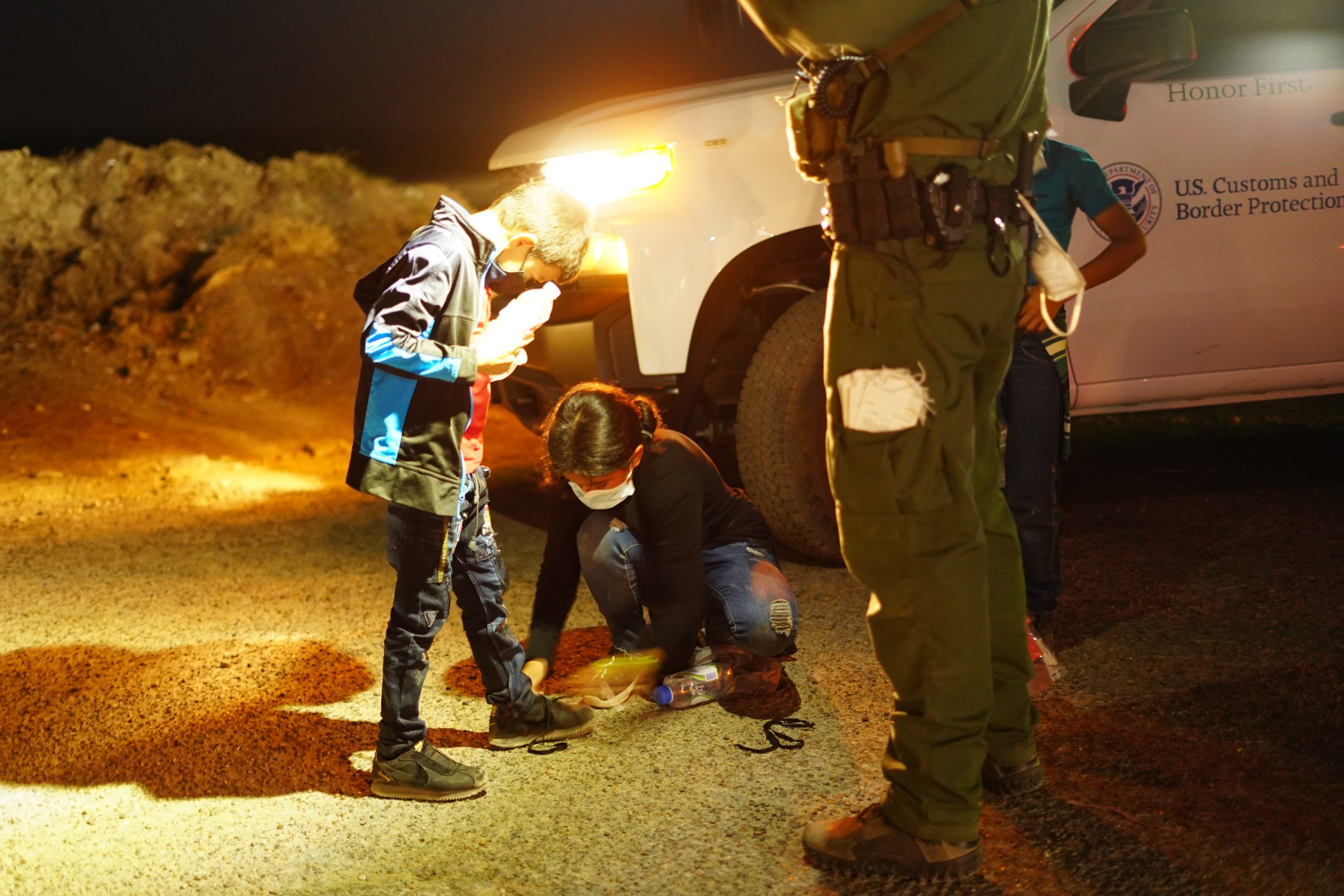 Familias centroamericanas se entregan en la frontera de EE.UU con la esperanza de asilo