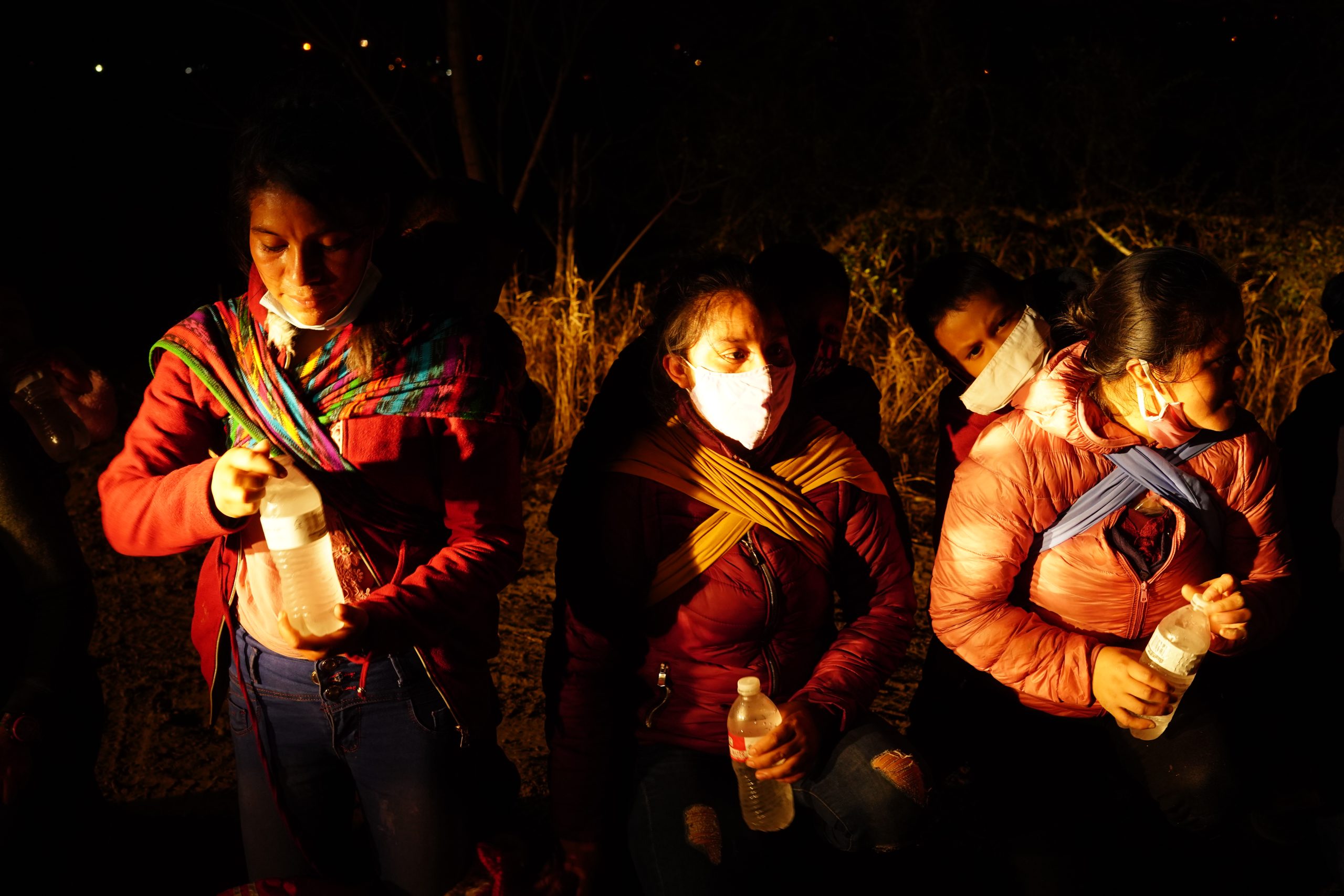Familias centroamericanas se entregan en la frontera de EE.UU con la esperanza de asilo