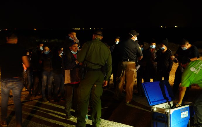 Familias centroamericanas se entregan en la frontera de EE.UU con la esperanza de asilo