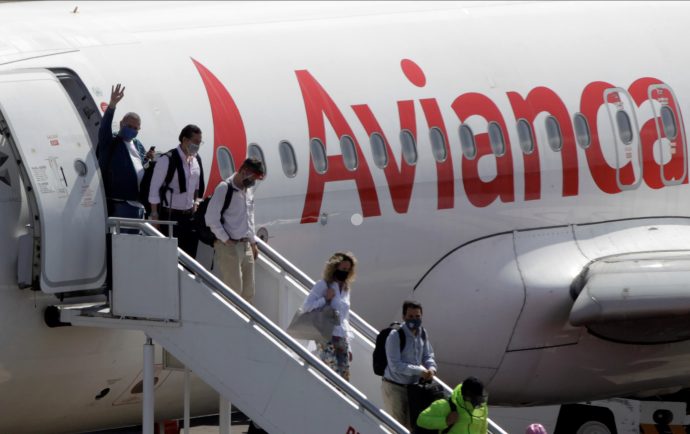 Gobierno cancela vuelos a Avianca, pero autoriza más chárter a agencias de viajes