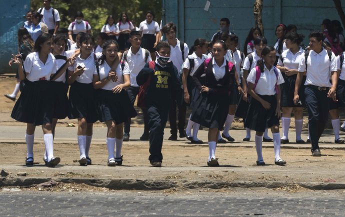 Aumento de casos de COVID-19 golpea a colegios