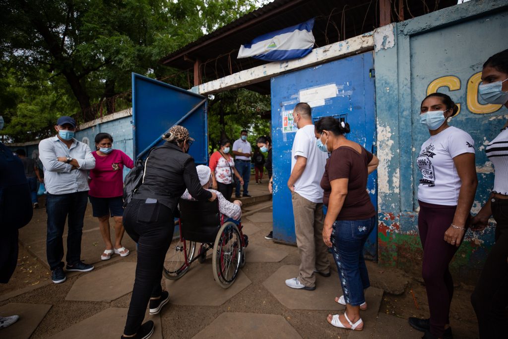 Verificación bajo hostigamiento, cambios en centros de votación y nutrida asistencia