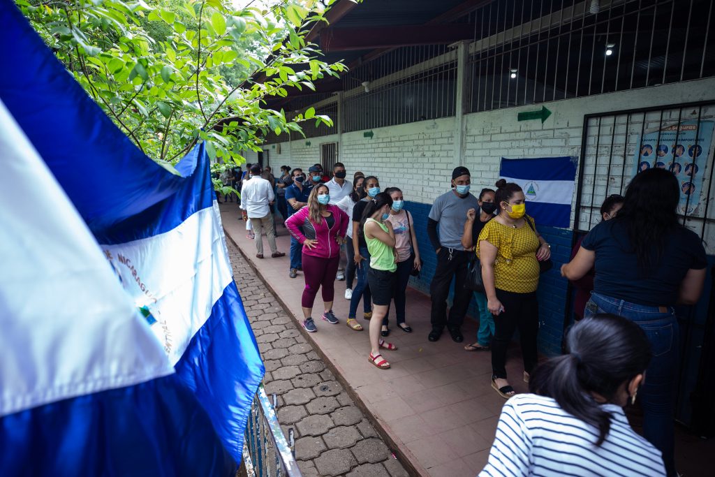 Verificación bajo hostigamiento, cambios en centros de votación y nutrida asistencia