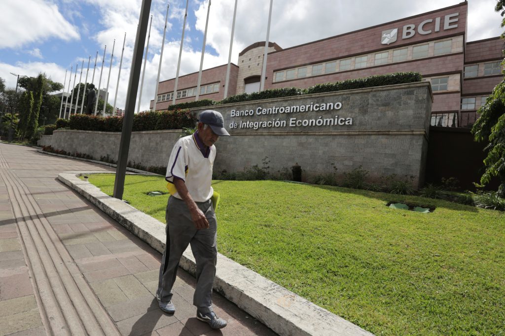 Gobernadores del BCIE no reeligen al controvertido Dante Mossi como presidente