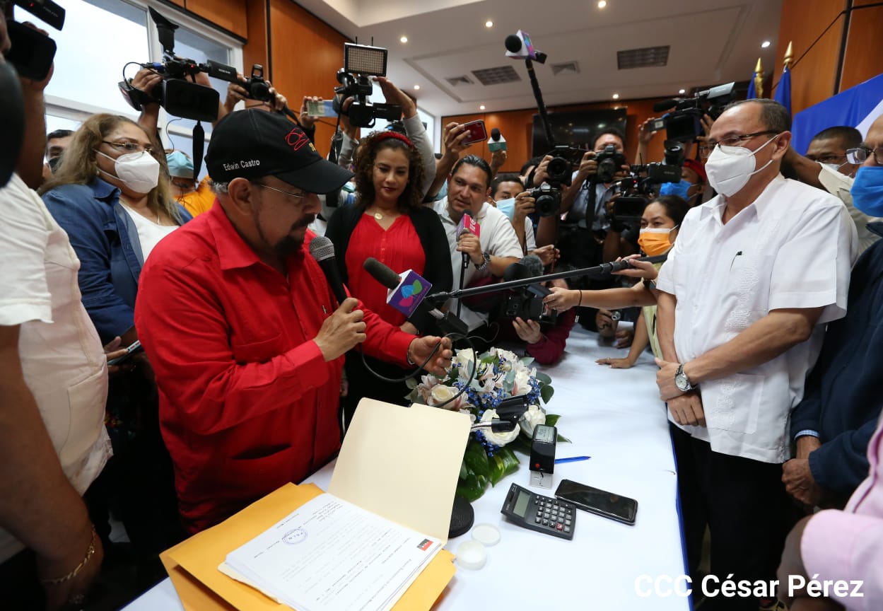 Ortega y Murillo inscriben sus candidaturas en unas elecciones “a su medida”