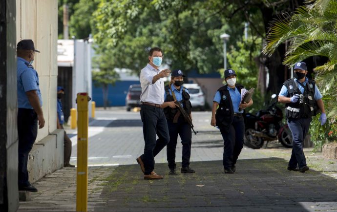 Policía arresta a gerente de La Prensa después de tomarse el periódico