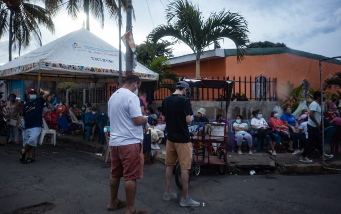 Desborde por las vacunas: en solo la madrugada se acaban en El Rosario y Diriamba