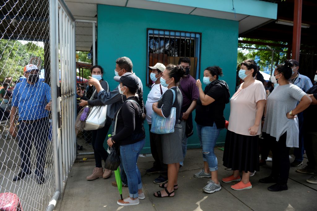 Vacunación en Nicaragua sin estrategia y exposición del personal médico