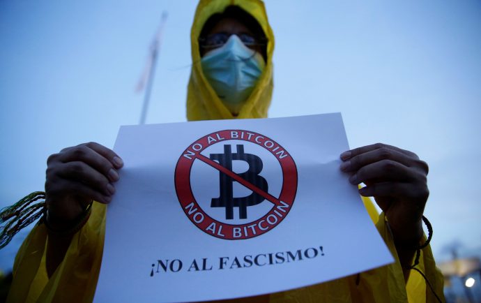 El bitcóin entra en vigor en El Salvador ante rechazo ciudadano