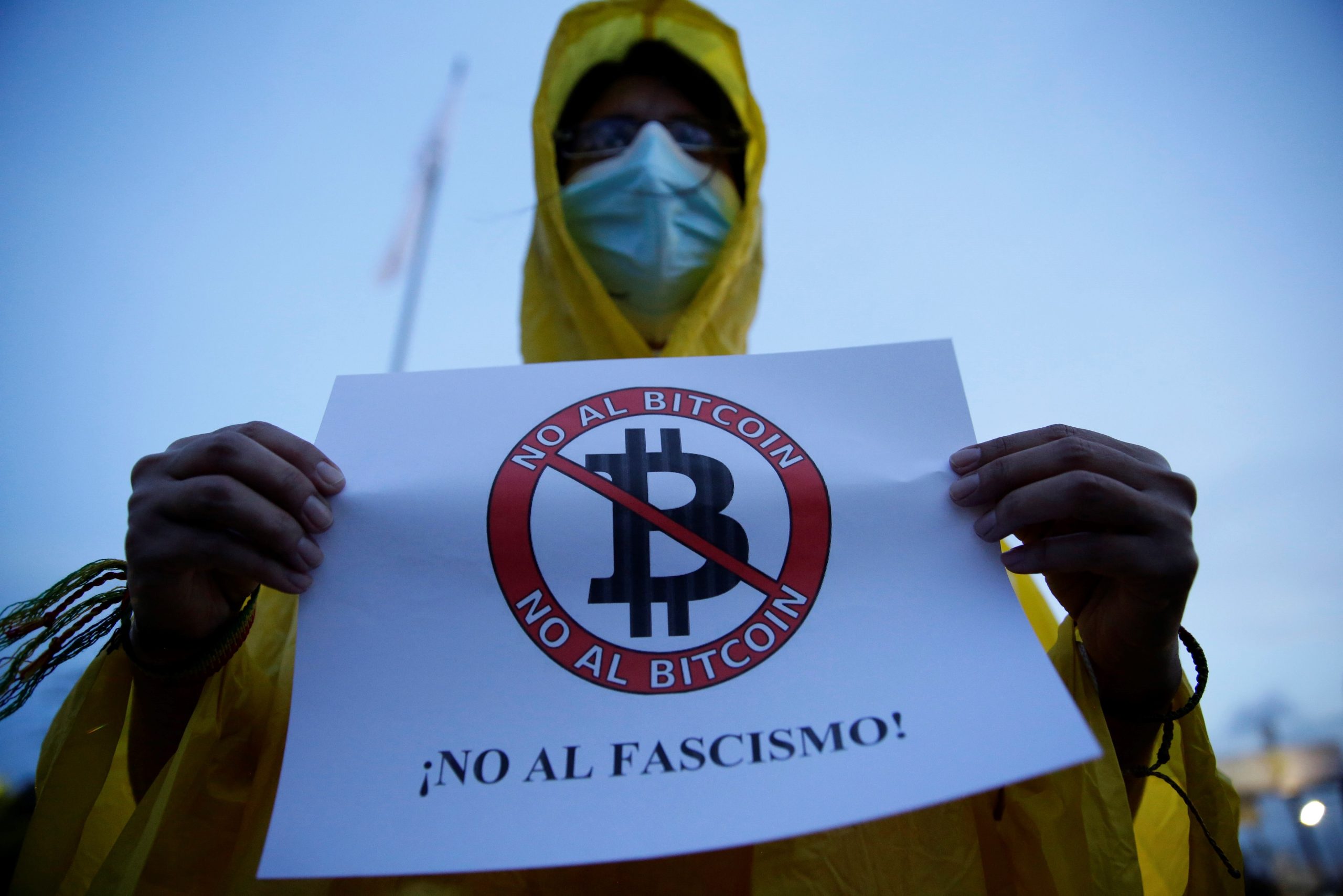 El bitcóin entra en vigor en El Salvador ante rechazo ciudadano