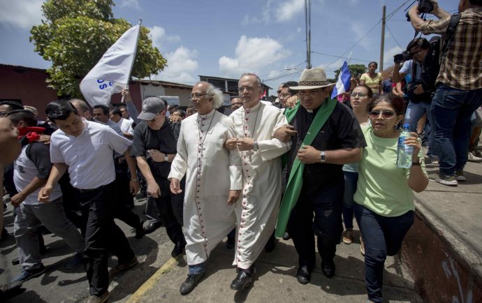 “Le pusieron un AK en la boca y le apearon sus dientes”: informe documenta 357 testimonios de víctimas por motivos religiosos