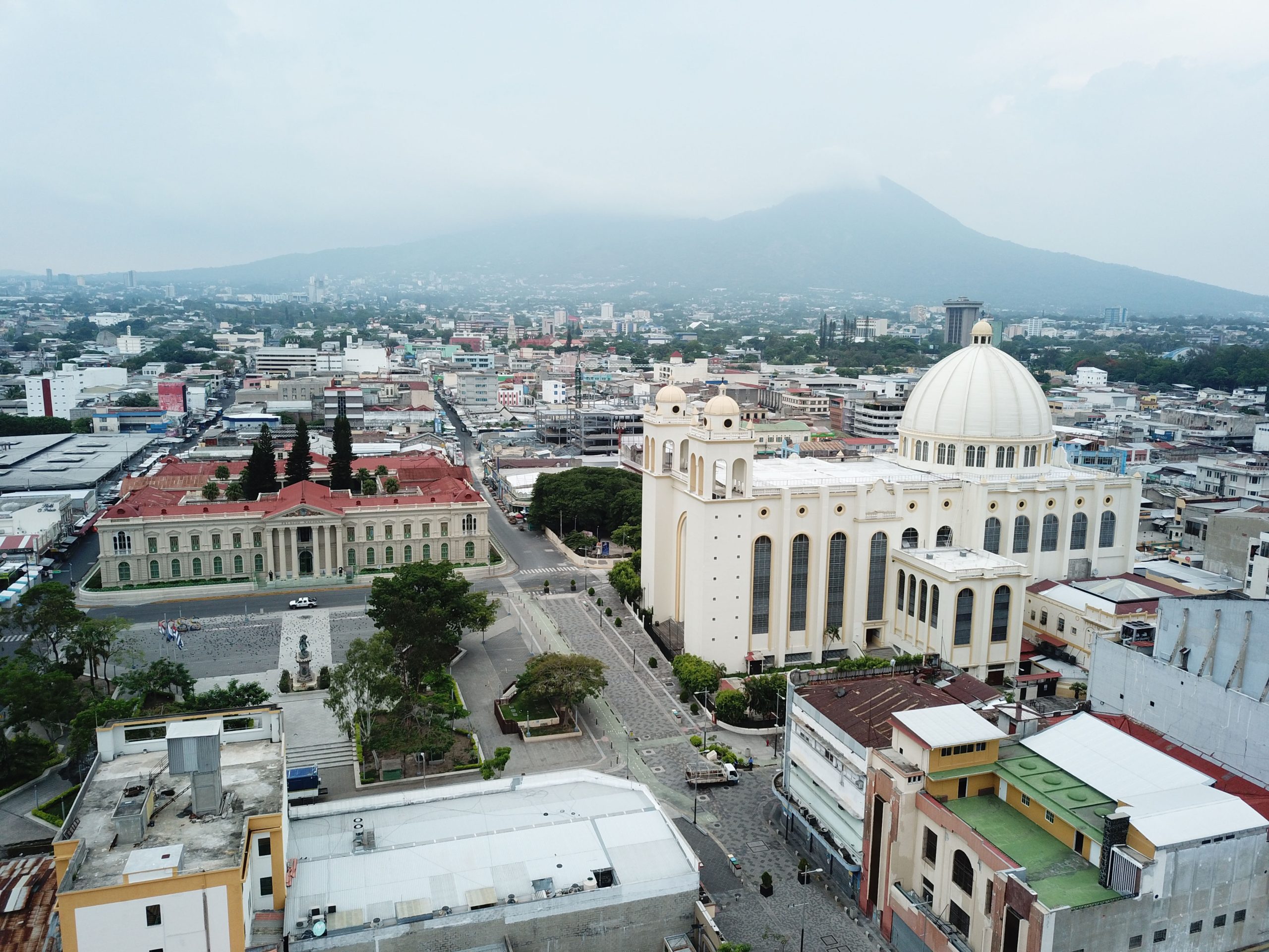 El Salvador ante el bicentenario: Un experimento autoritario de Bukele