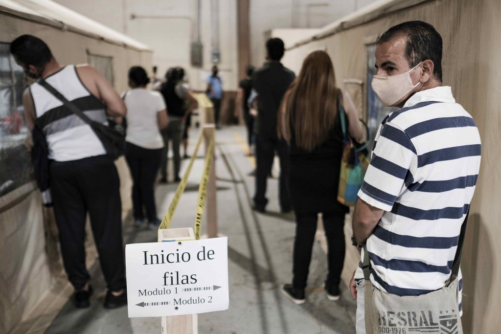 Costa Rica vacuna a extranjeros que demuestren arraigo