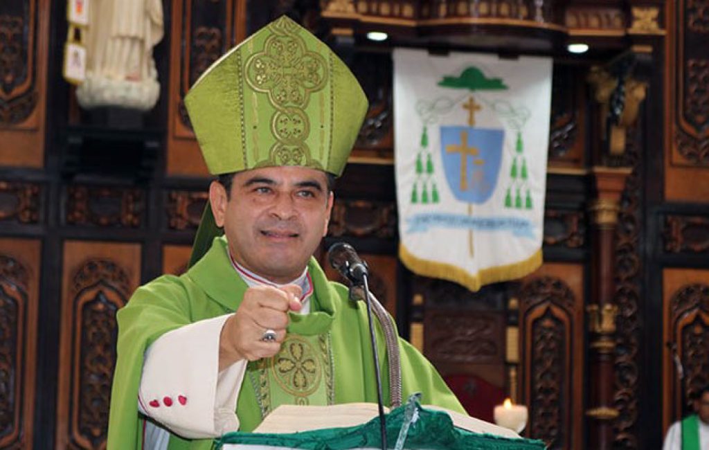 Misa en cautiverio policial: “Nuestras once vidas están en las manos del Señor”, dice monseñor Álvarez