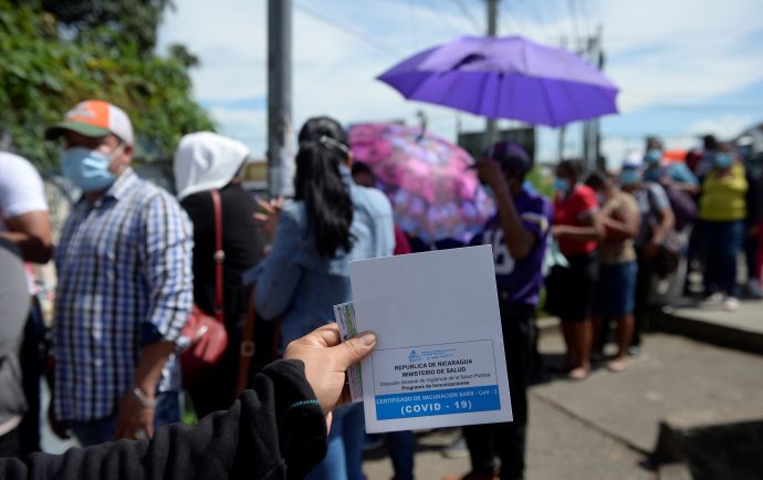 Vacunación en Nicaragua sin estrategia y exposición del personal médico