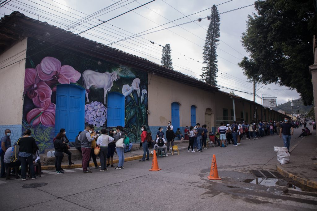 Huir de la Soberana y la Sputnik: viajamos con los nicas a Honduras en busca de otra vacuna