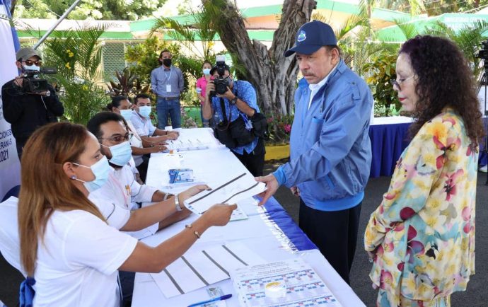 Ortega vota en su farsa, ataca opositores y arremete contra EE.UU.