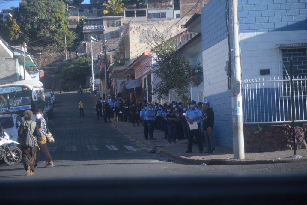 En fotos 📸  | Portazo a la 'Farsa electoral': Centros de votación desérticos