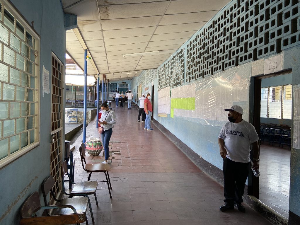 En fotos 📸  | Portazo a la 'Farsa electoral': Centros de votación desérticos