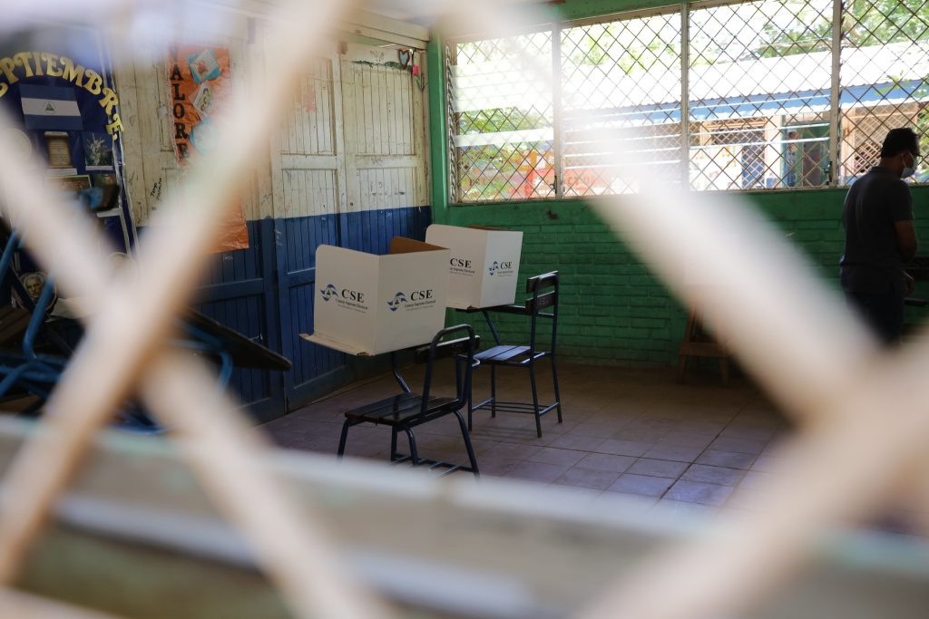 En fotos 📸  | Portazo a la 'Farsa electoral': Centros de votación desérticos