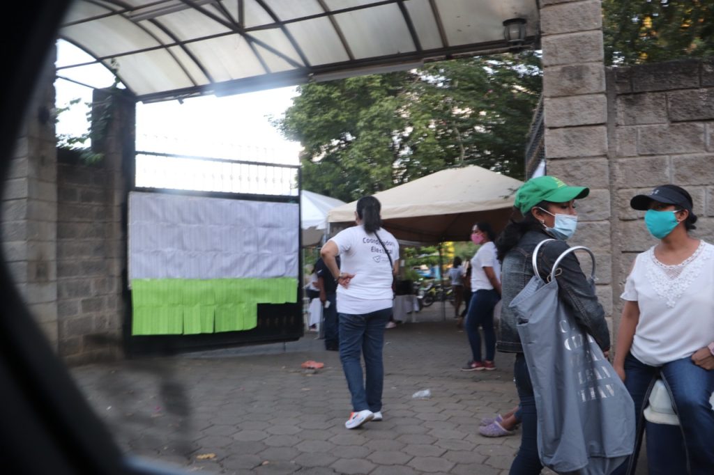 Paramilitares conducen a familiares de empleados públicos a votar en Masaya