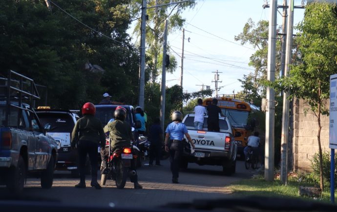 Paramilitares conducen a familiares de empleados públicos a votar