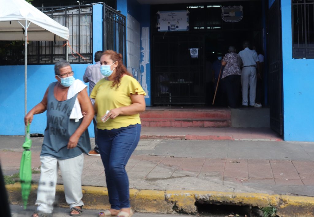 Ortega vota en su farsa, ataca opositores y arremete contra EE.UU.