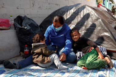 Las madres de la caravana migrante