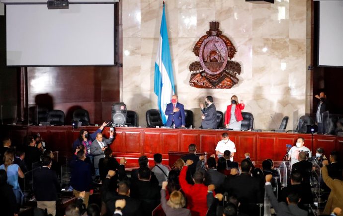 Crisis en Honduras: se instalan dos directivas parlamentarias