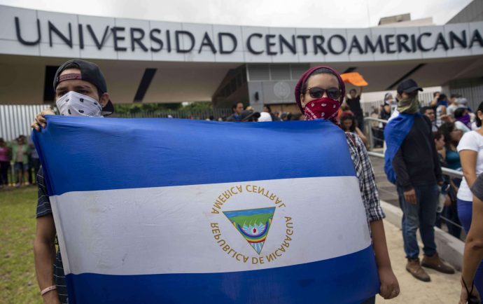 Estudiantes becados de la UCA: “Tengo miedo de no graduarme”