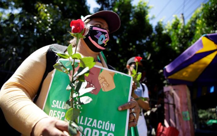 Elsy, la salvadoreña condenada a 10 años de prisión por supuesto aborto, es liberada