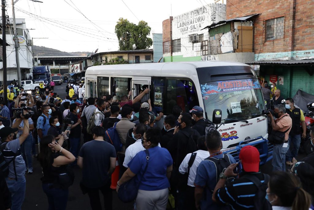 Los militares se toman los buses en El Salvador: Bukele confronta al sector transporte