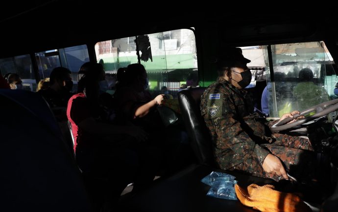 Los militares se toman los buses en El Salvador: Bukele confronta al sector transporte