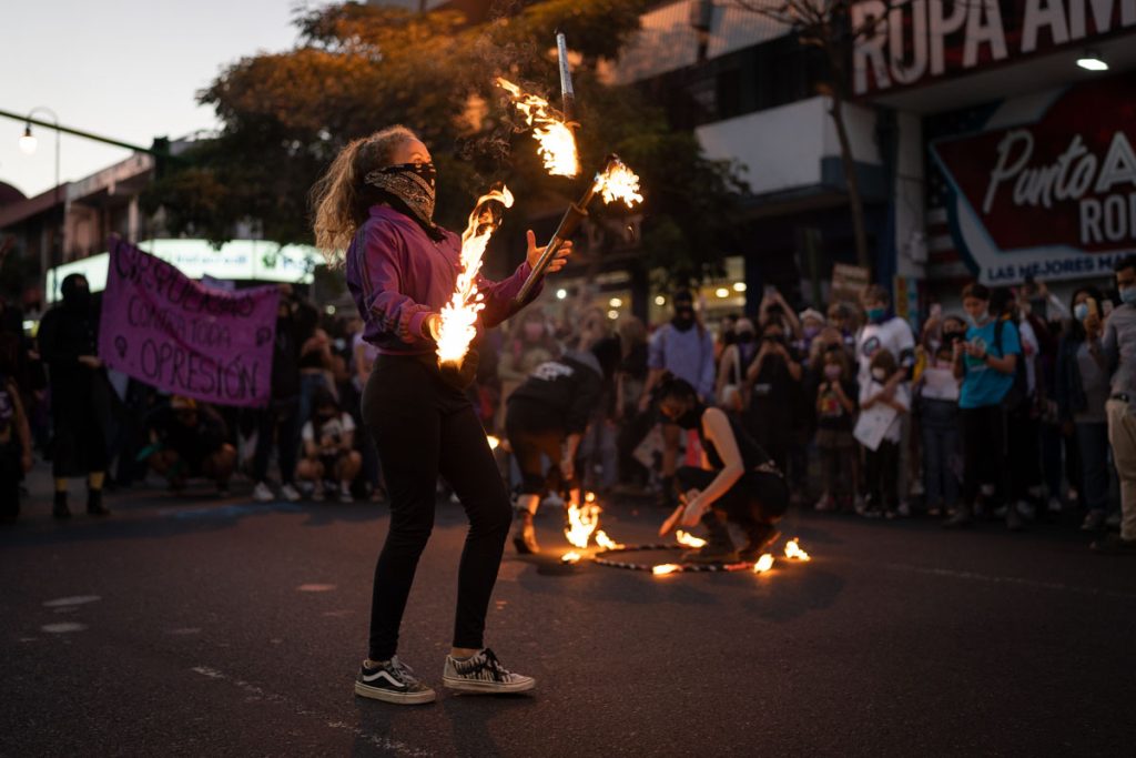 Gritos de libertad por las presas políticas en la marcha 8M en Costa Rica