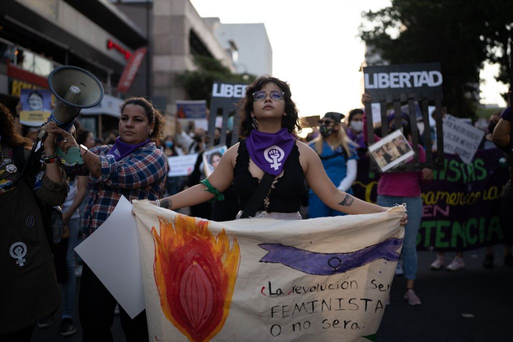 Gritos de libertad por las presas políticas en la marcha 8M en Costa Rica