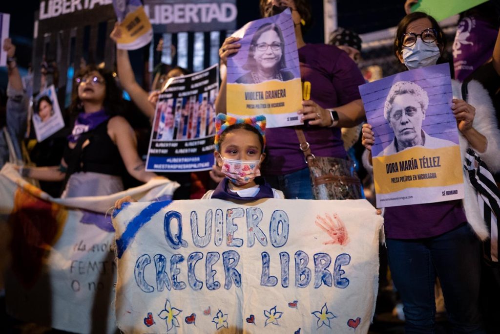 Gritos de libertad por las presas políticas en la marcha 8M en Costa Rica