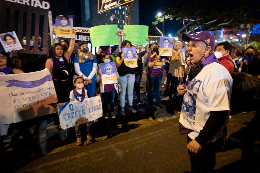 Gritos de libertad por las presas políticas en la marcha 8M en Costa Rica