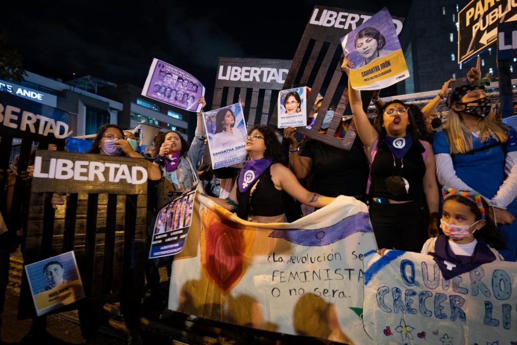 Gritos de libertad por las presas políticas en la marcha 8M en Costa Rica