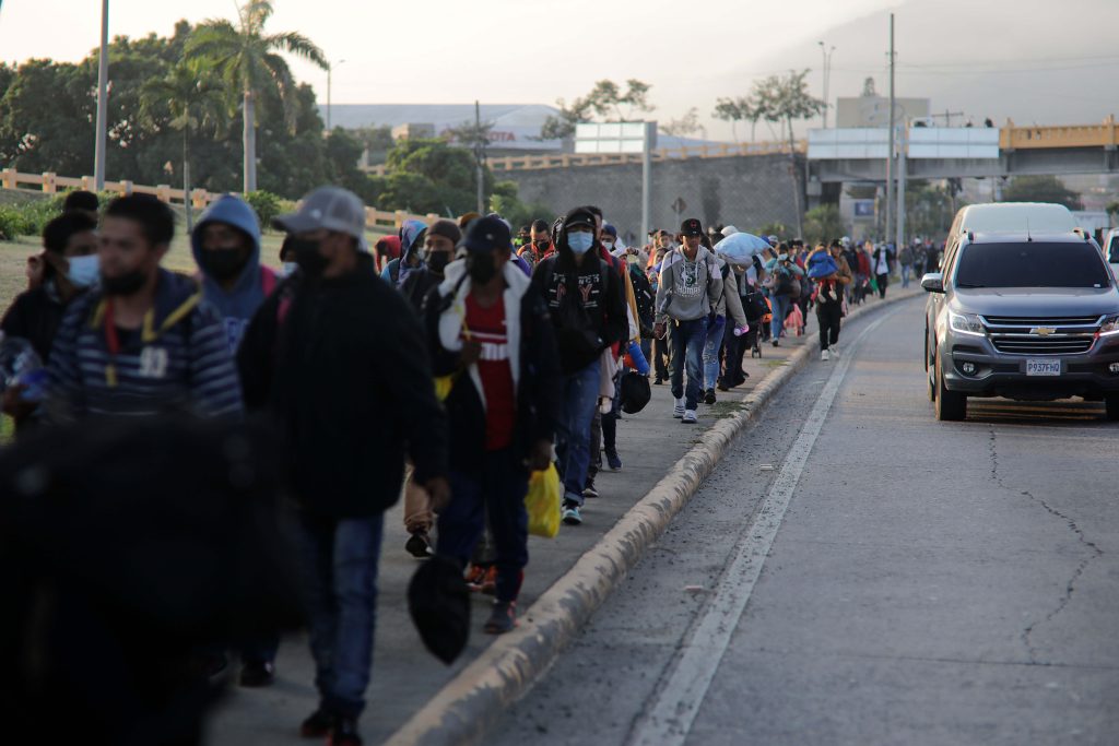 El temor al secuestro no detiene el éxodo de un país atormentado