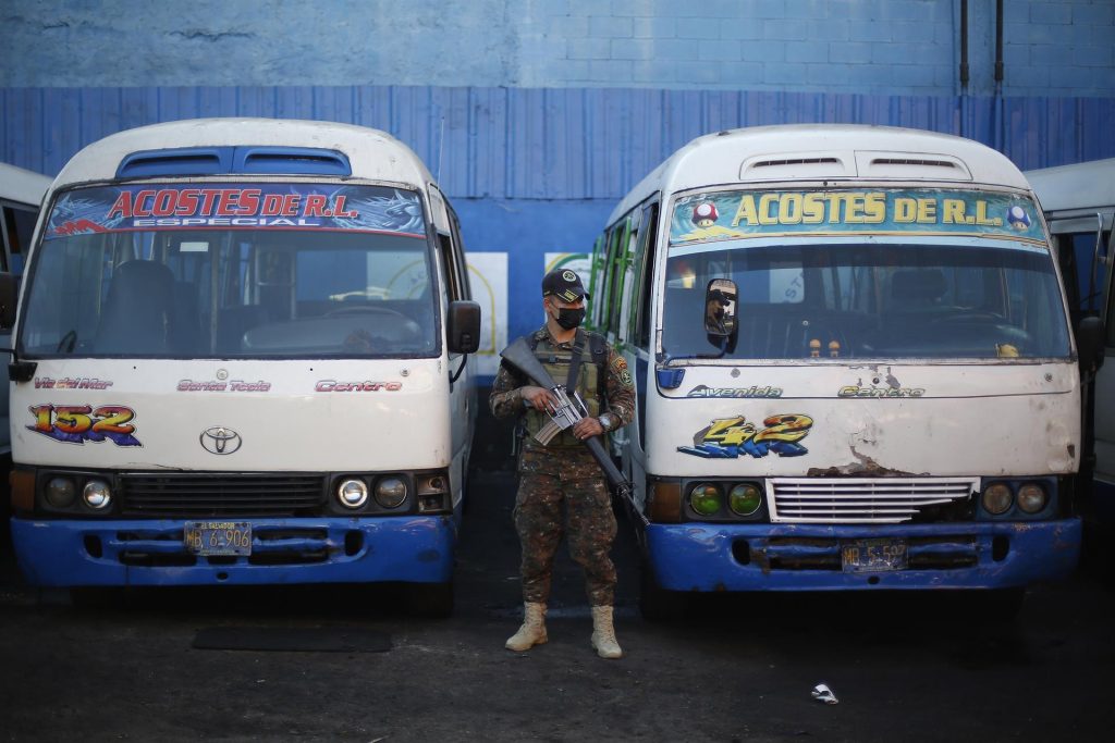 Los militares se toman los buses en El Salvador: Bukele confronta al sector transporte
