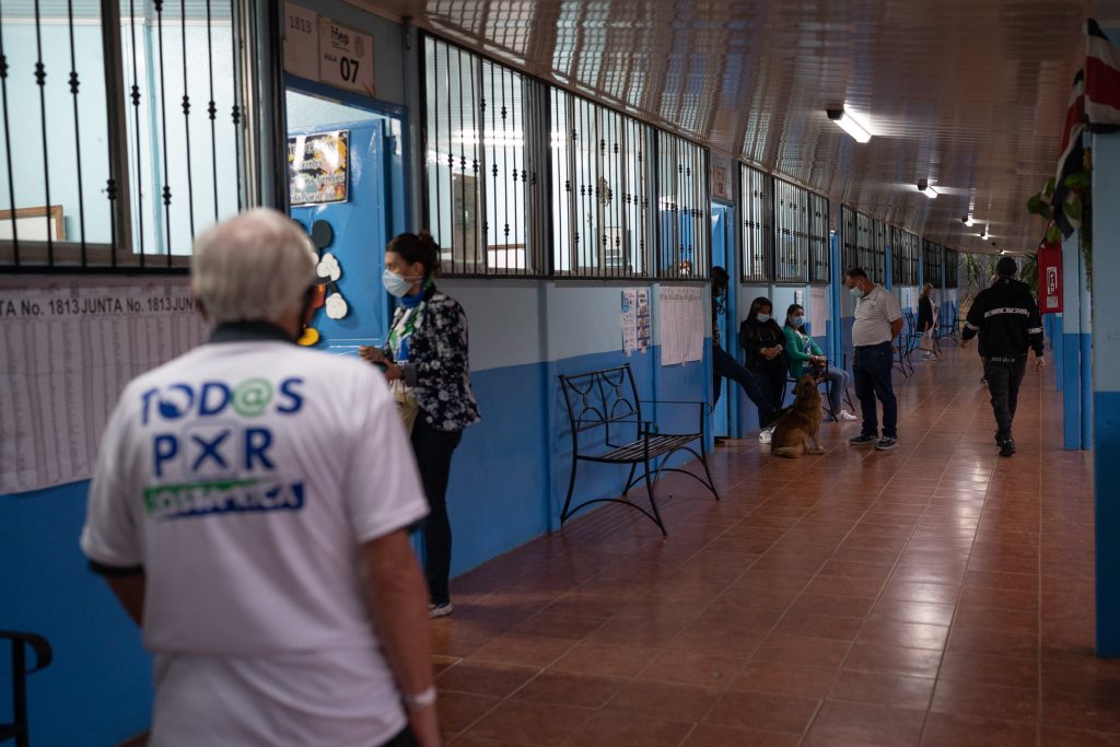 Costa Rica elige un cambio radical con la elección de Rodrigo Chaves