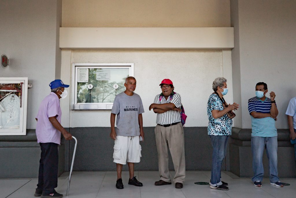 Vivir con la pensión mínima: “El dinero no nos da para comer”