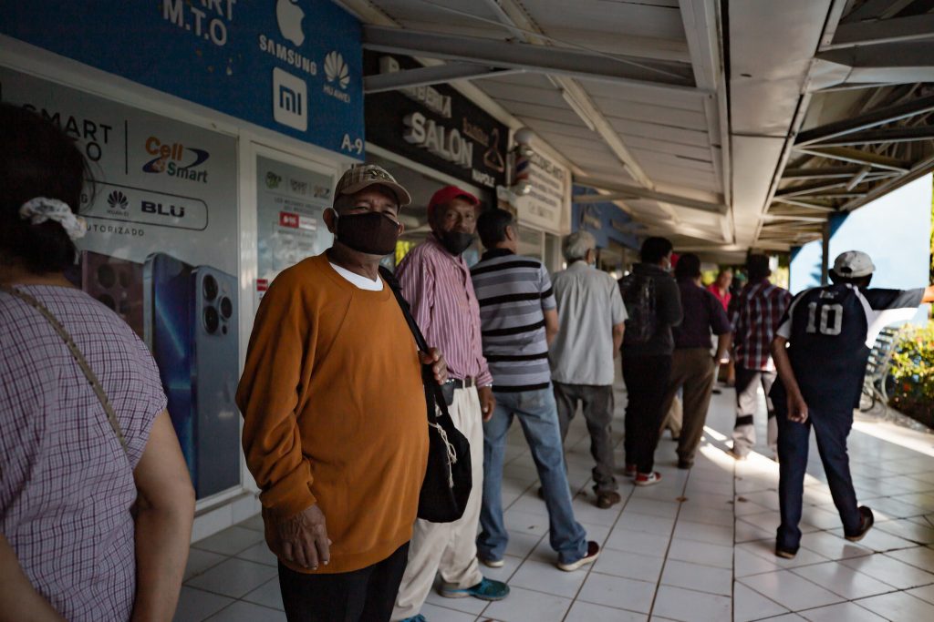 Vivir con la pensión mínima: “El dinero no nos da para comer”